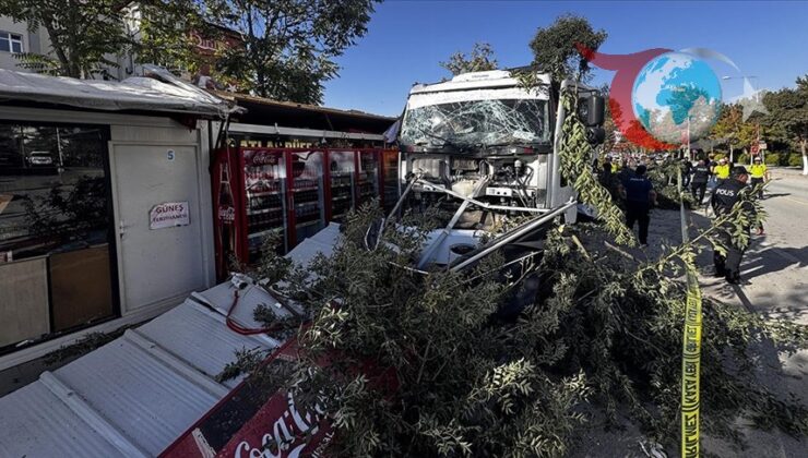 Malatya İnönü Caddesi’nde Kaza: Freni Boşalan Kamyon Ortalığı Karıştırdı