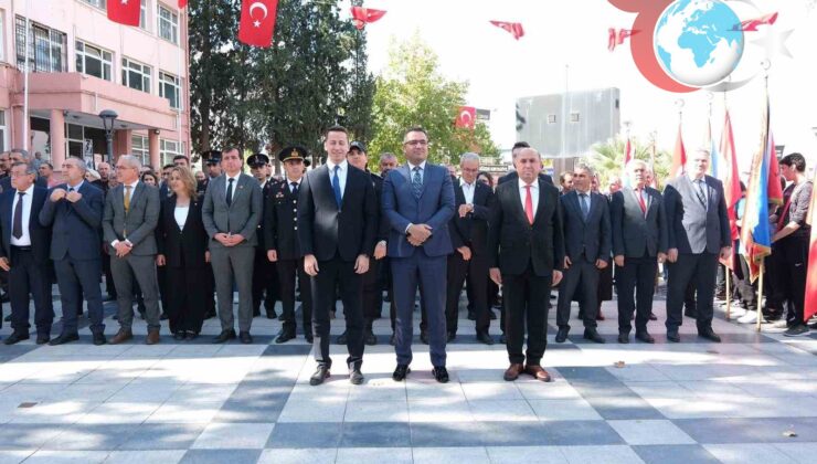 Manisa Sarıgöl’de Cumhuriyet Coşkusu: Atatürk Anıtı’nda Çelenk Sunma Töreni Düzenlendi