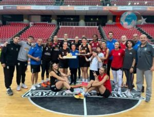 Melikgazi Kayseri Basketbol’dan Kaptan Merve Uygül’e Sürpriz Doğum Günü Kutlaması