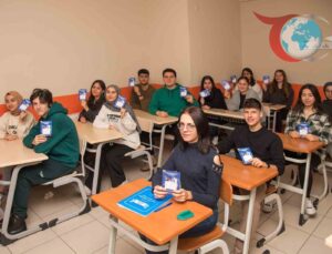 Menemen Belediyesi’nden Eğitime Büyük Destek: 10 Bin Dijital Eğitim Paketi Dağıtıldı