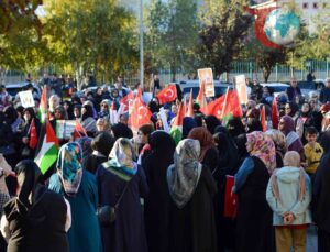 Oltu’da “İnsanlık Nöbeti” Etkinliği: Mazlum Coğrafyalar İçin Bir Araya Geldiler