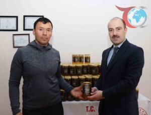 Organik Bal Üreticisi Salim Eser’den Örnek Yardımseverlik