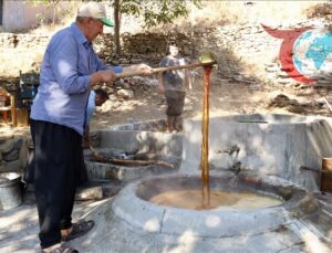 Osmaniye’nin Kaman Köyünde Geleneksel Pekmez Üretimi Yaşatılıyor