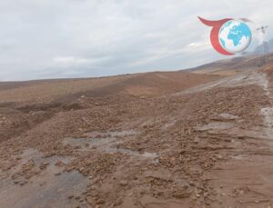 Siirt’in Eruh İlçesinde Heyelan Yolları Kapattı: Müdahale Anları Kamerada