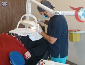 Tekirdağ’da Fiziksel Engelli Hastaya Örnek Diş Tedavisi