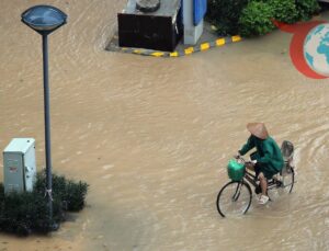 Vietnam’da Şiddetli Matmo Tayfunu’nun Yarattığı Felaketin Boyutları Büyüyor