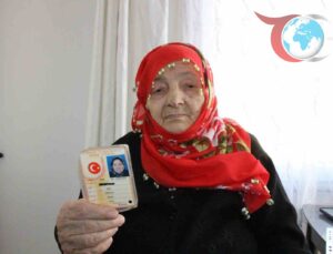 102 Yaşındaki Meryem Nineye Evde Kimlik Yenileme Hizmeti