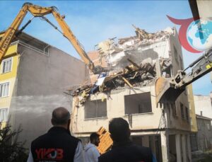 Balıkesir’de Kontrollü Yıkımlar Devam Ediyor: Hasarlı Yapılar Güvenle Yıkılıyor