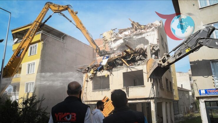 Balıkesir’de Kontrollü Yıkımlar Devam Ediyor: Hasarlı Yapılar Güvenle Yıkılıyor