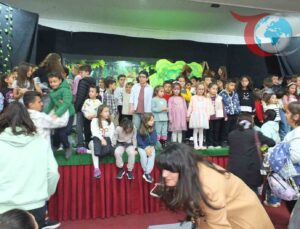 Burhaniye Belediyesi Kent Tiyatrosu’ndan Çocuklara Muhteşem Gösteri: ‘Bizden Değilsin’ Ayakta Alkışlandı