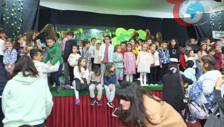 Burhaniye Belediyesi Kent Tiyatrosu’ndan Çocuklara Muhteşem Gösteri: ‘Bizden Değilsin’ Ayakta Alkışlandı