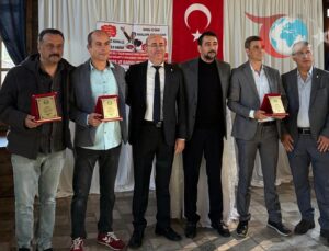 Edremit’te Uzun Süreli Hizmet Veren Esnaflara Onur Plaketi