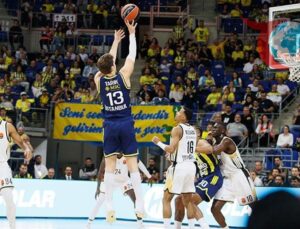 Fenerbahçe Beko Ülker Spor Salonu’nda Galibiyeti Kutladı