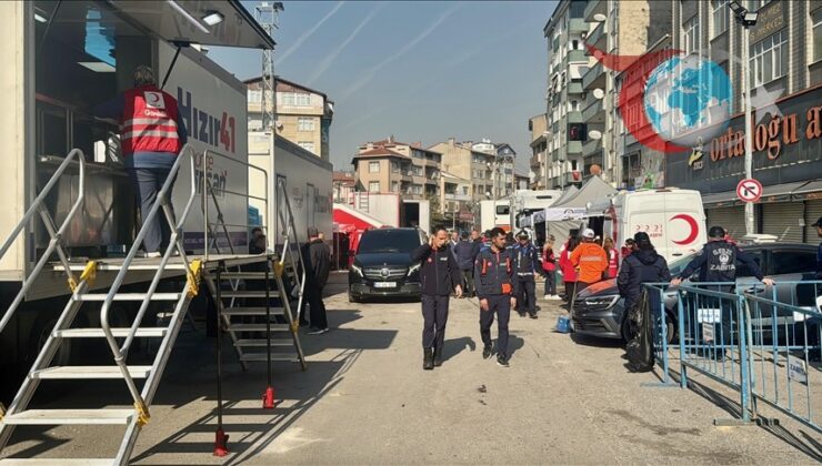 Gebze’de Çöken Binanın Ardından Devam Eden Enkaz Kaldırma Çalışmaları