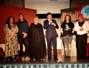 Gençler İçin Anlamlı Tiyatro: “Pembe Aslında Siyahtır”