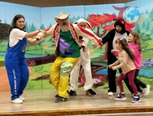 Gölcük’te Çocuklar İçin Eğlenceli Tiyatro Deneyimi: Miyav Karnavalı