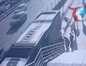 İstanbul’da Üzücü Metrobüs Kazası: Tekerlekli Sandalye Kullanan Yolcu Hayatını Kaybetti