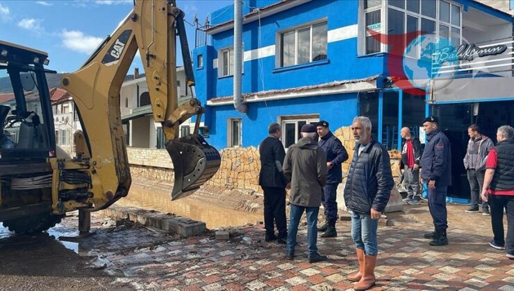 İzmir’de Yağış Hayatı Felç Etti: Vatandaşlar Çaresiz