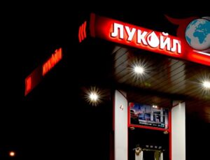 Romanya’dan Enerji Güvenliği Hamlesi: Lukoil’e Yaptırımlar ve Yerel Kontrol Çabası