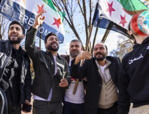 Suriyelilerden Beyaz Saray Önünde Ahmed eş-Şara’ya Sevgi Gösterisi