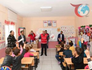 Van’da Kızılay’dan Eğitime Destek: Çocuklara Kışlık Giysi ve Kırtasiye Yardımı