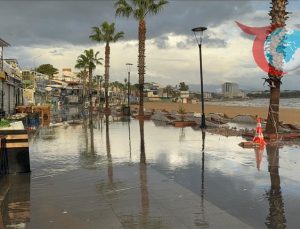 Aydın’da Şiddetli Yağış: Sokaklar ve Altınkum Sahili Sular Altında