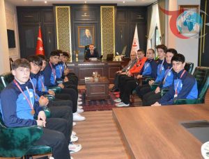 Edremit Anadolu Lisesi Voleybol Takımı Başarısıyla Gurur Kaynağı Oldu
