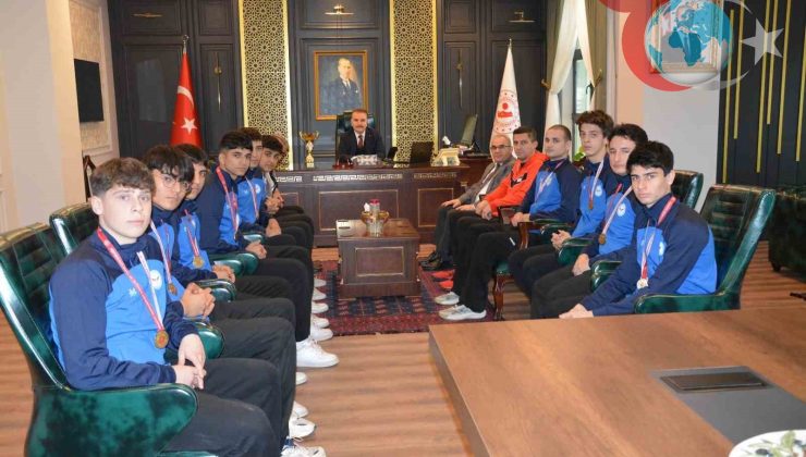 Edremit Anadolu Lisesi Voleybol Takımı Başarısıyla Gurur Kaynağı Oldu