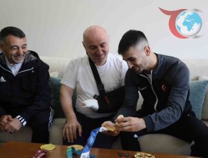 Eray Şamdan’dan Başkan Bıyık’a Anlamlı Ziyaret: Madalya Gururu