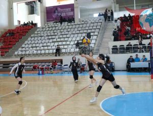 Erzincan’da Voleybol Tutkusu: Gençler İl Şampiyonluğu İçin Sahada