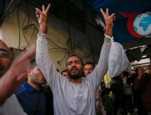 İsrail 11 Filistinli Tutukluyu Serbest Bıraktı