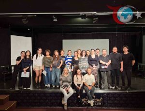 İzmir’de Sahne Tozu Tiyatrosu’nda Uluslararası Sanat Köprüsü: Yunan Sanatçı Sofia Kapsourou ile Buluşma