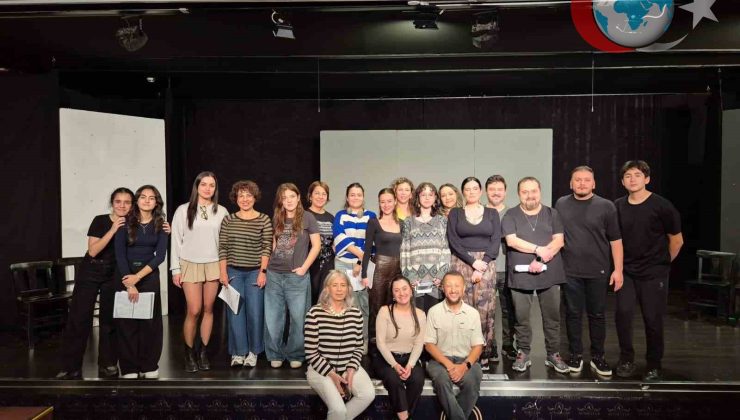 İzmir’de Sahne Tozu Tiyatrosu’nda Uluslararası Sanat Köprüsü: Yunan Sanatçı Sofia Kapsourou ile Buluşma