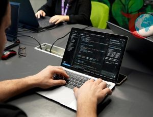 İzmirli Girişimcilerden Güvenli Yapay Zeka Çözümü: SkyStudio