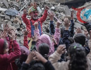 Kaybettiklerine Rağmen Çocukları Güldüren Gazze’nin Palyaçosu: Ahmed Ebu Sukker