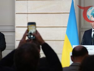 Macron ve Zelenskiy Paris’te Barışın Yol Haritasını Tartıştı