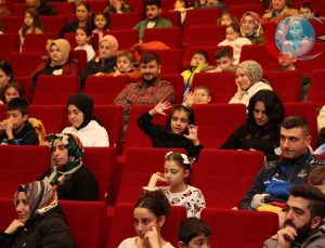 “Renkli Çoraplı Kuzgun” Gebze’de Çocuklarla Buluştu