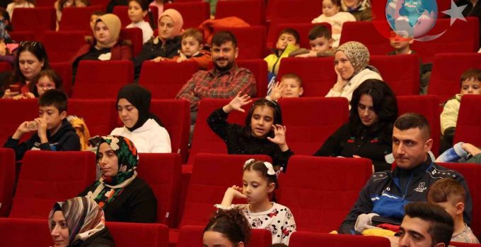 “Renkli Çoraplı Kuzgun” Gebze’de Çocuklarla Buluştu