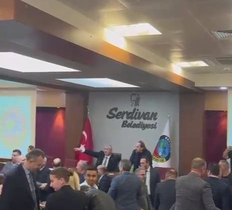 Serdivan Meclisinde Gergin Anlar: Belediye Toplantısında Tartışma Kavga ile Sonuçlandı